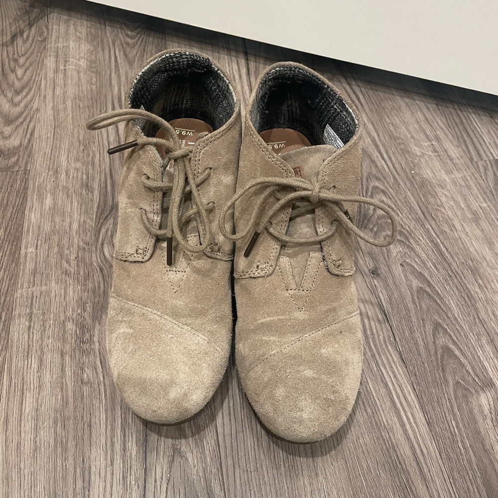 Toms Desert Wedge Bootie in Taupe Suede Size 9.5
